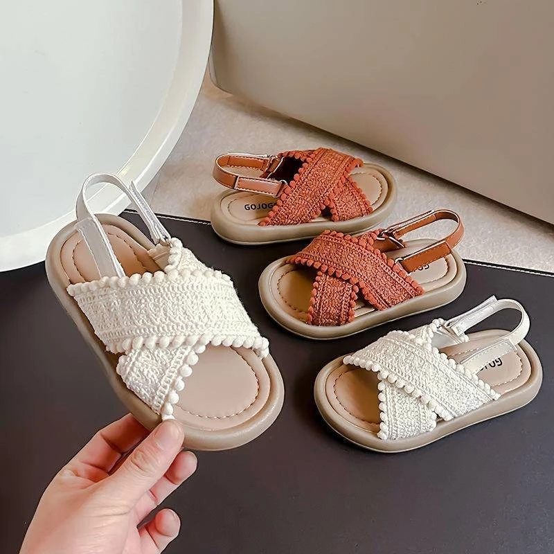 Giày Sandal Bé Gái Mùa Hè Phong Cách Mới Dân Tộc Phong Cách Trẻ Em Dép Học Sinh Tiểu Học Retro Dép Thường Ngày Đế Mềm Được